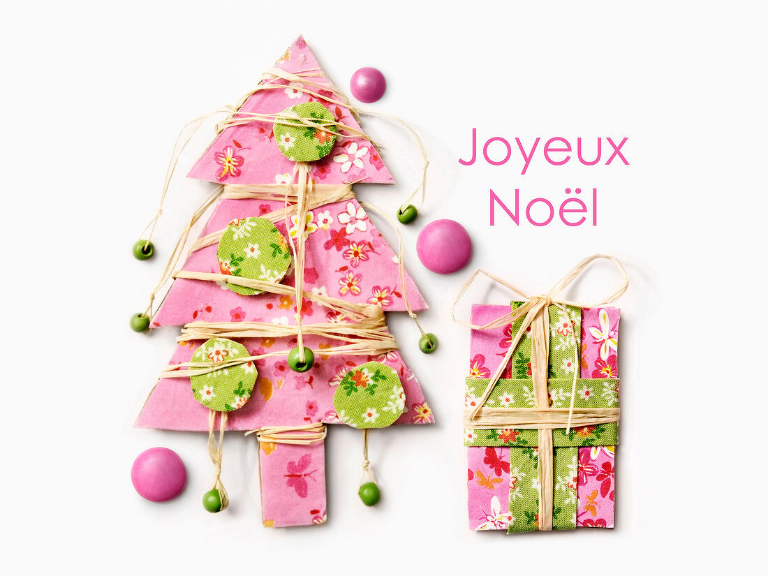 Weihnachtsbaum und Geschenk aus rosa Papier