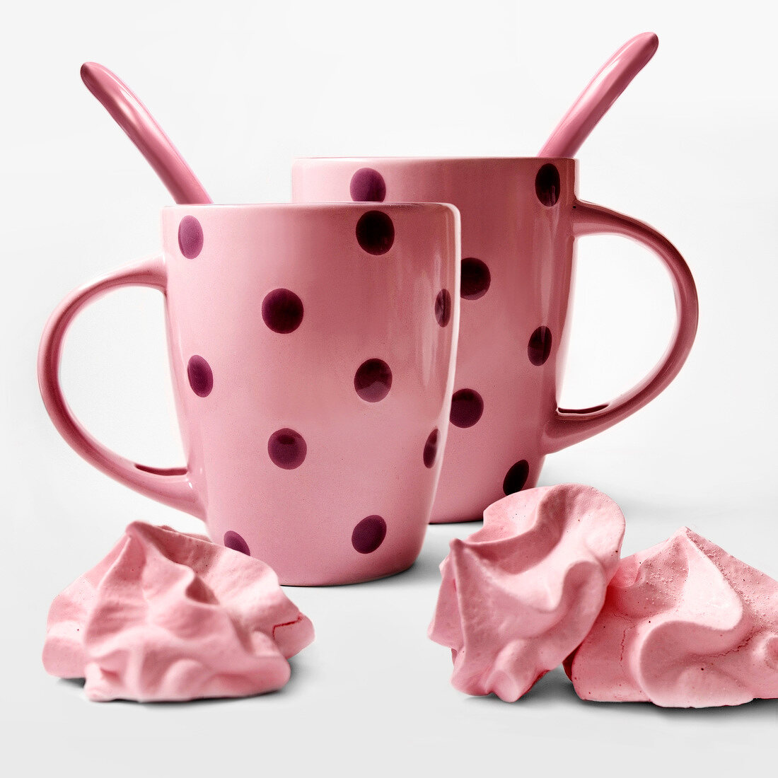 Rosa Baiser-Plätzchen und zwei rosa Tassen