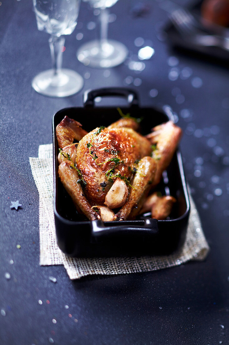 Gebratenes Täubchen mit Knoblauch und Thymian