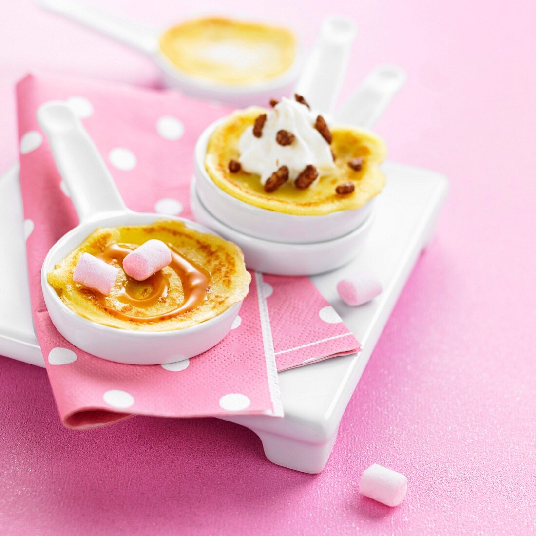 Mini-Crepes mit Karamell-Marshmallow und Schlagsahne mit gebrannten Mandeln