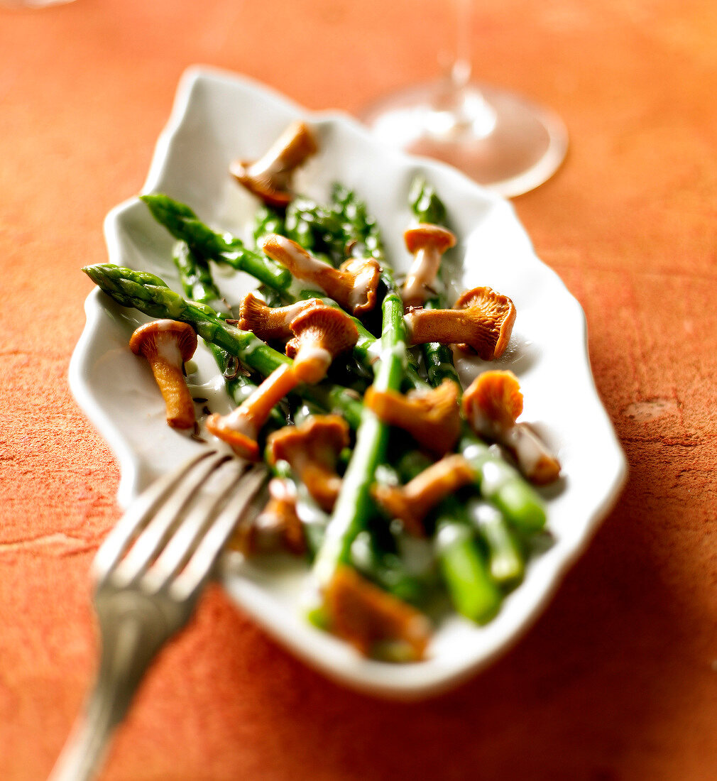 Green asparagus with chanterelles and cumin