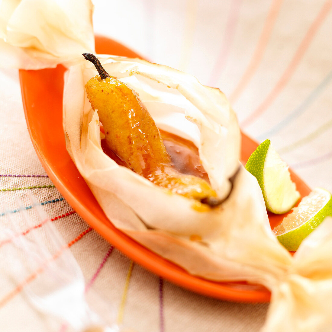 Vanilla-flavored banana with rum and lime cooked in wax paper