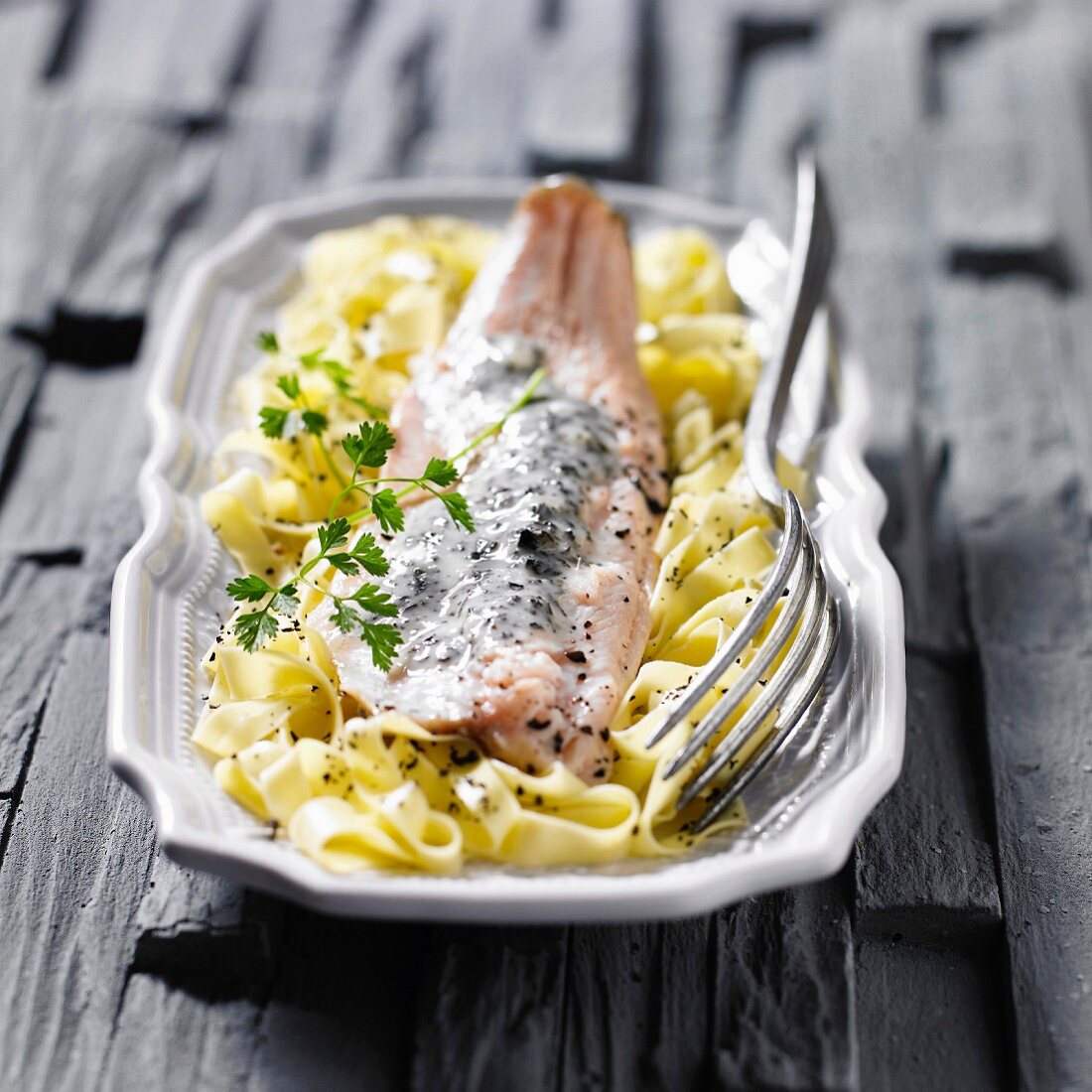 Forelle mit Totentrompeten-Sahne-Sauce und frischen Tagliatelle