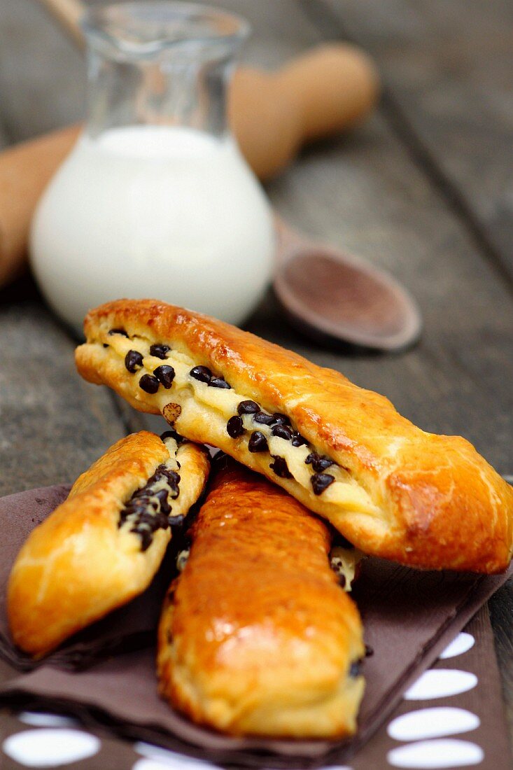 Brioches suisses (brioche filled with vanilla cream and chocolate chips)