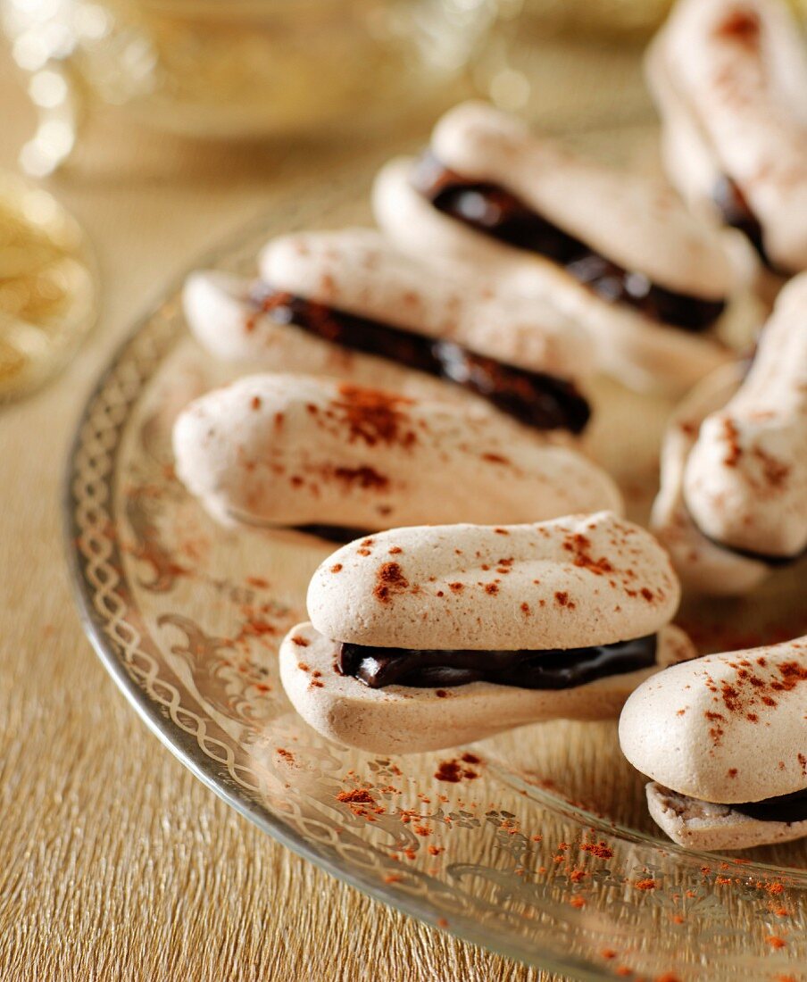 Meringues with chocolate filling