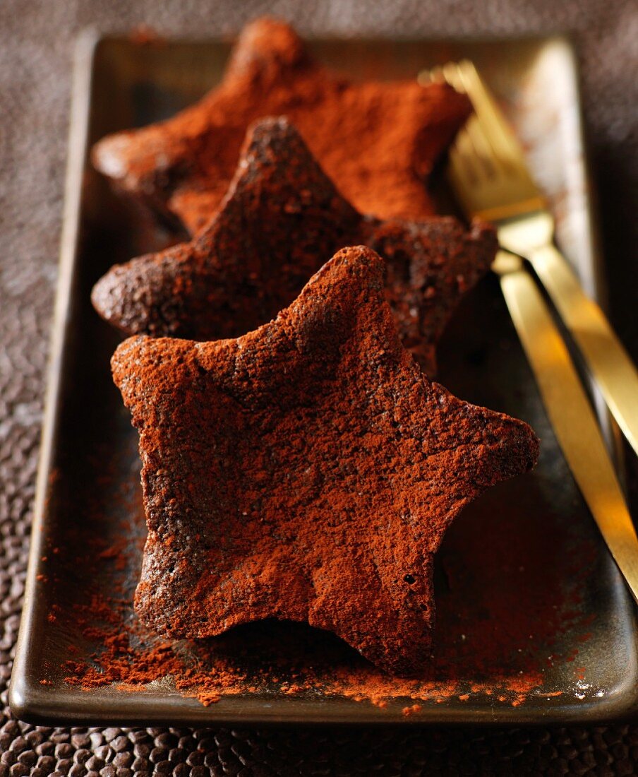 Star-shaped chocolate cakes