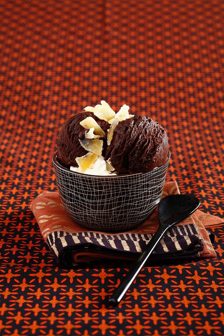 Schokoladen-Sorbet, kandierter Ingwer und Kokos-Mousse