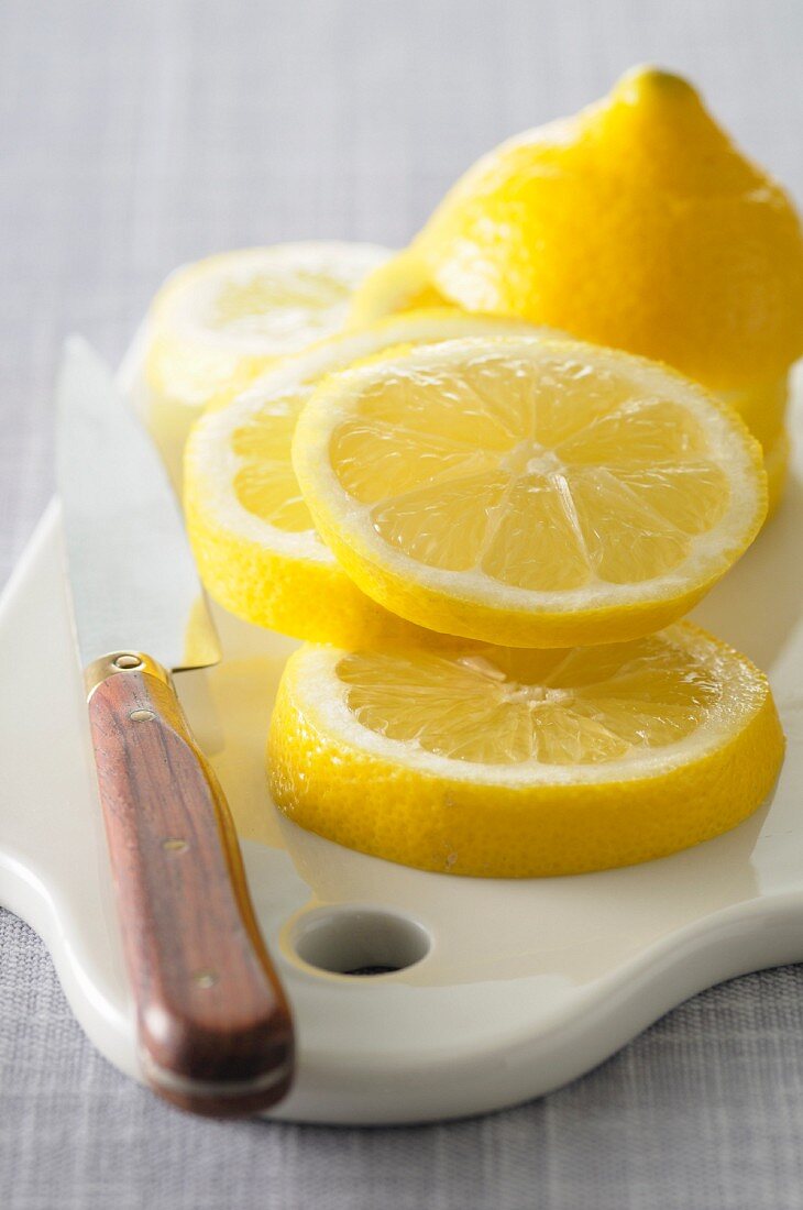 Zitronenscheiben und Zitrone