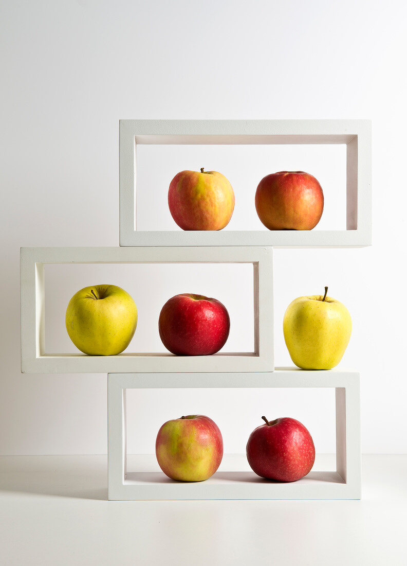 Verschiedene Apfelsorten auf weißem Regal
