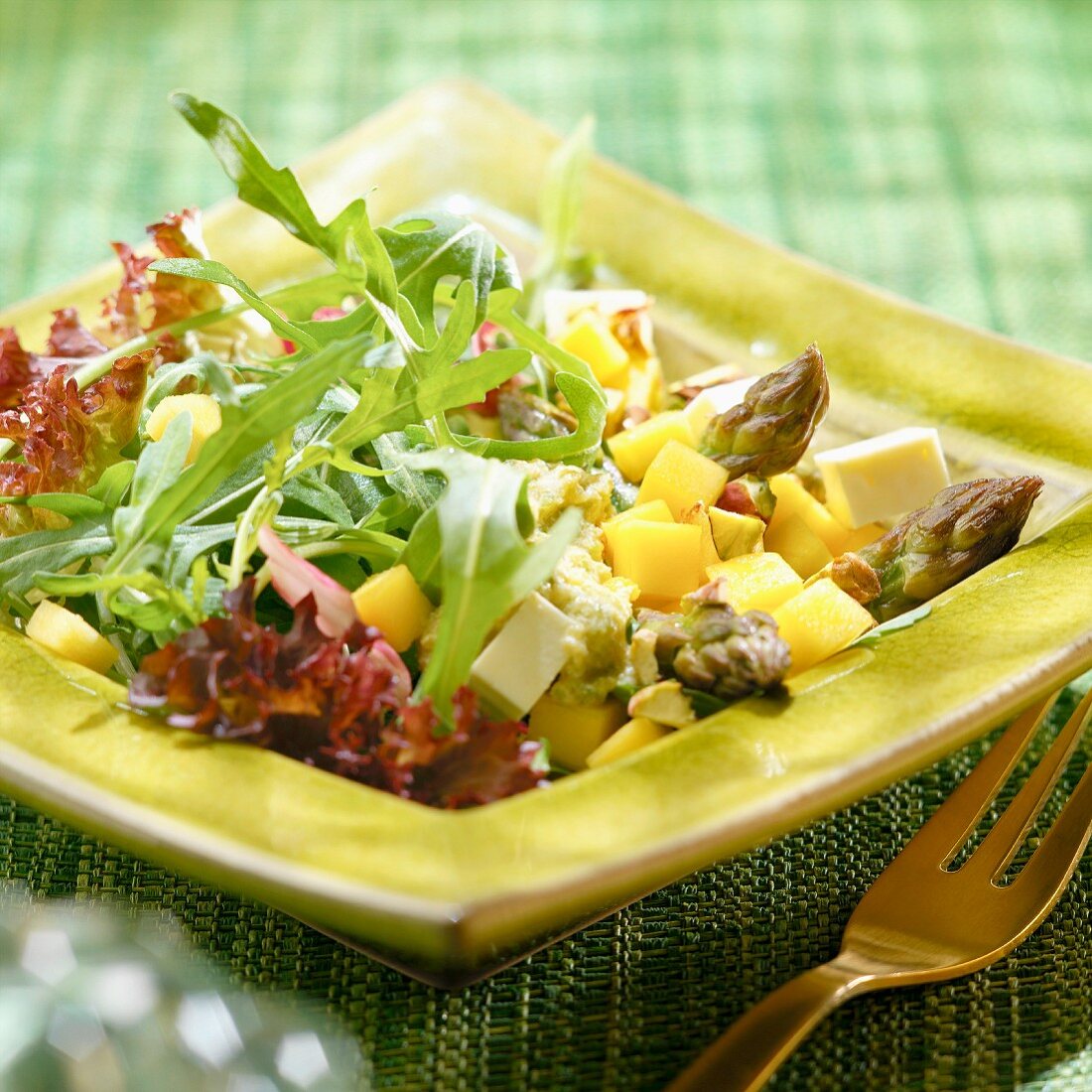 Salat mit Spargel, Mango, Fetakäse und Honig