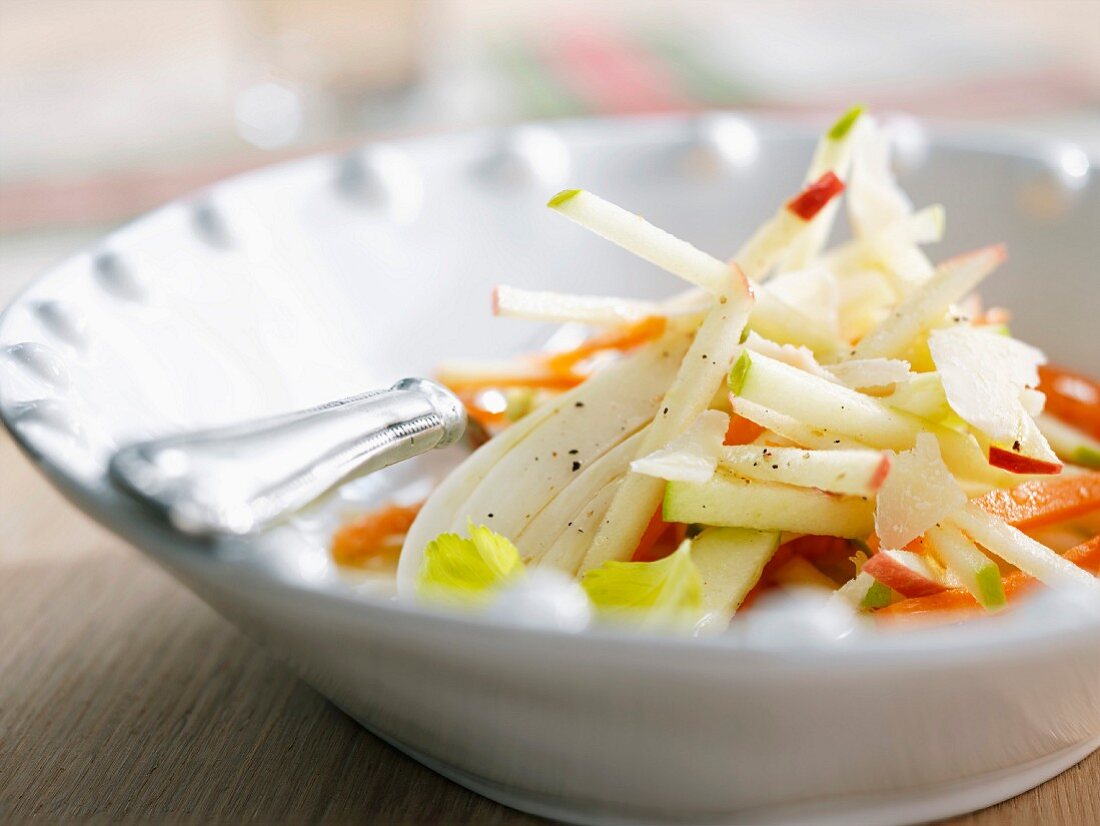 Knackiges Obst und Gemüse in Streifen