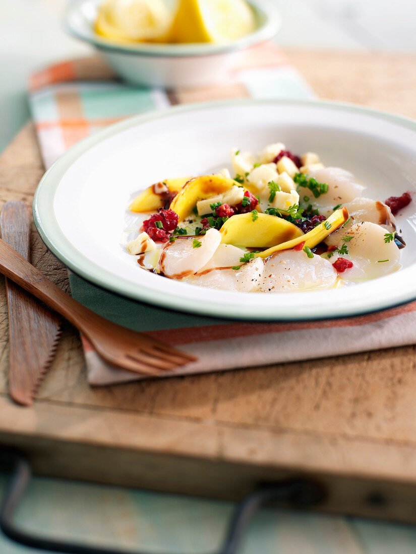 Carpaccio von Jakobsmuscheln und Mango