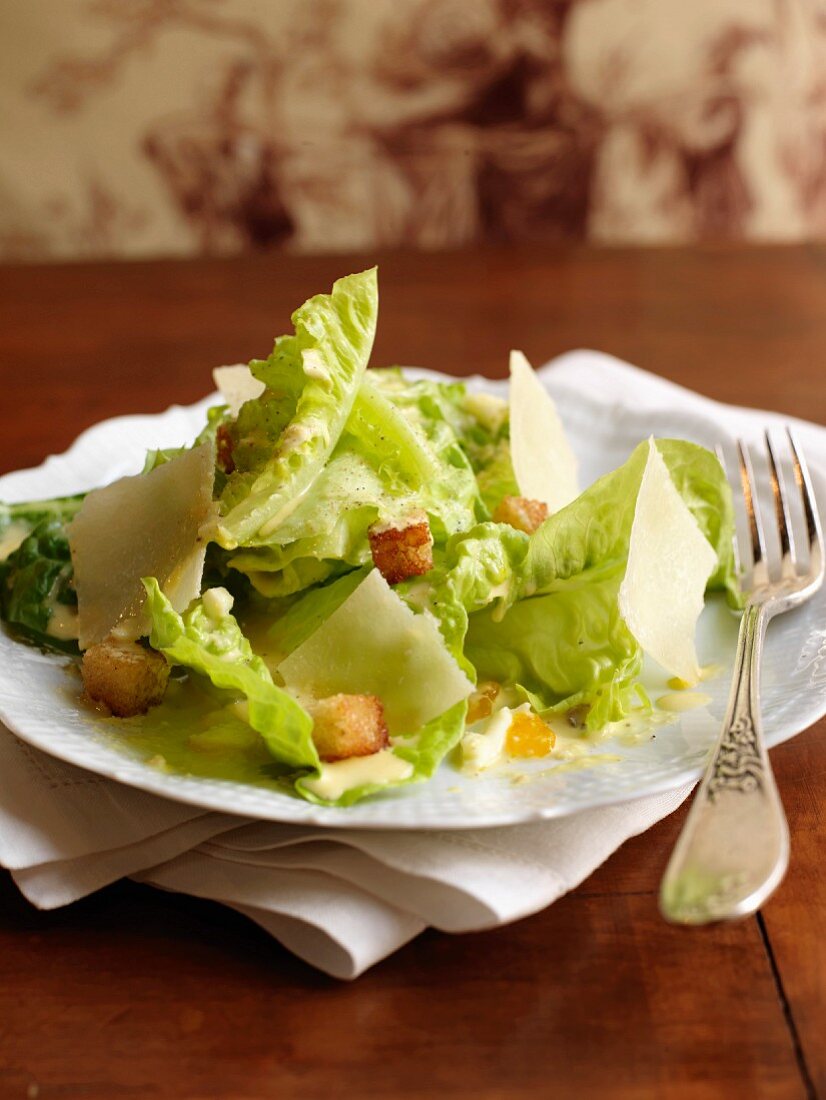 Grüner Salat mit Parmesan und gerösteten Brotwürfeln