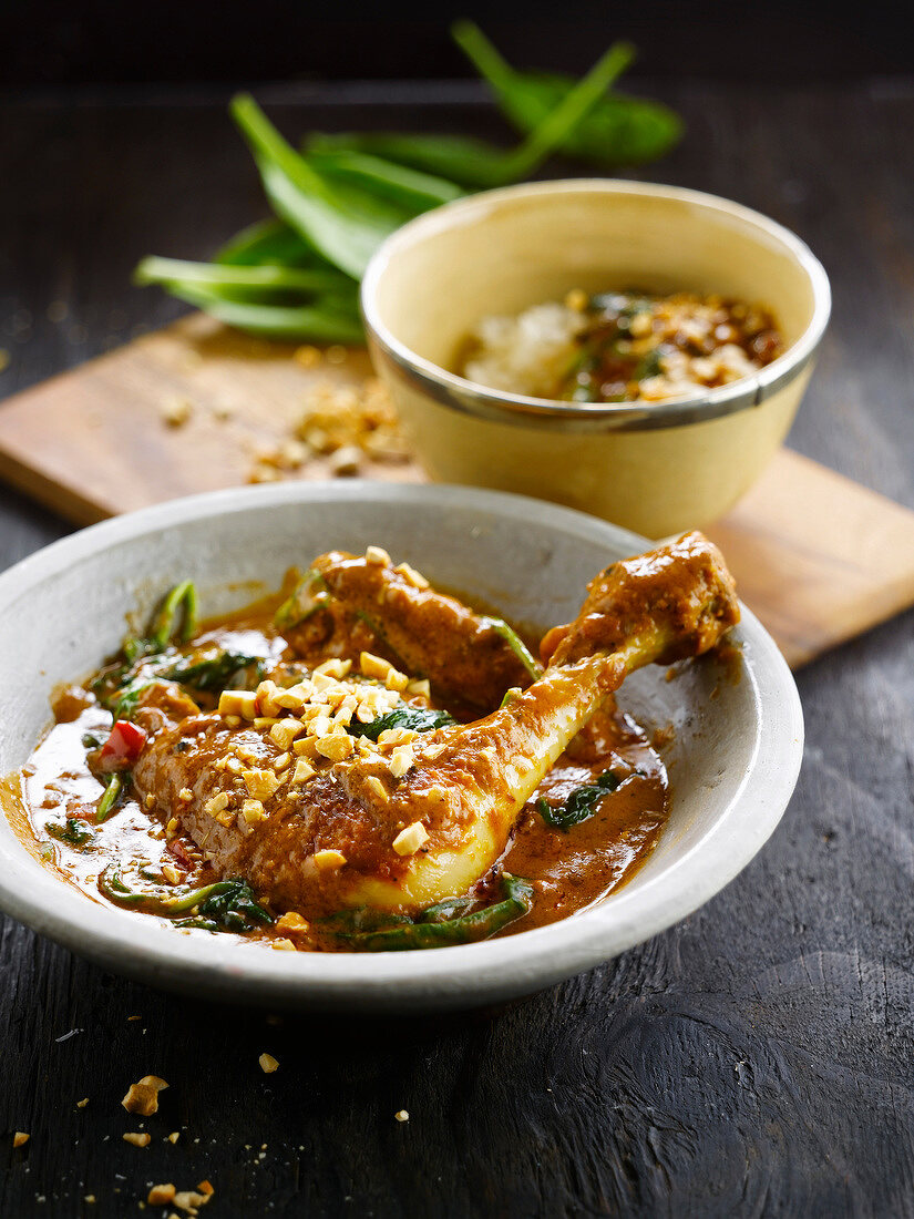 Chicken with spinach and peanuts