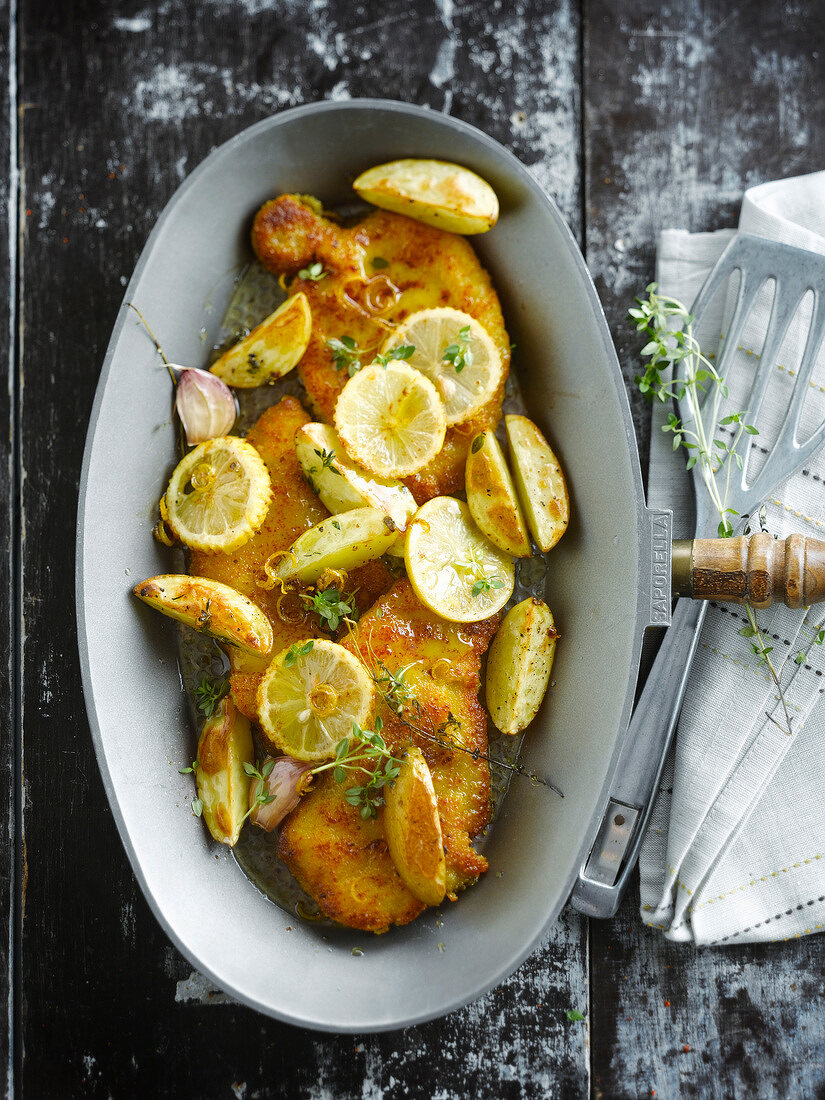 Panierte Kalbsrückensteaks mit Kartoffeln und Zitrone