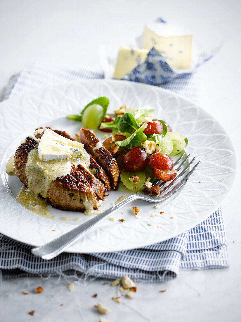 Gegrilltes Rindersteak mit Blauschimmelkäse und Trauben-Haselnuss-Salat