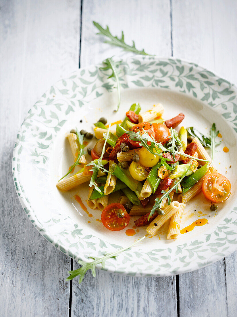 Nudelsalat mit Chorizo, Tomaten, Kapern und Frühlingszwiebeln