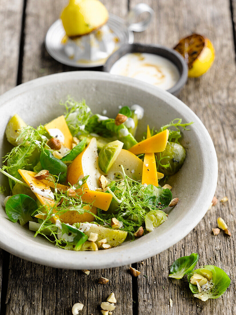 Rosenkohl-Birnen-Salat mit Mimolette und Haselnüssen