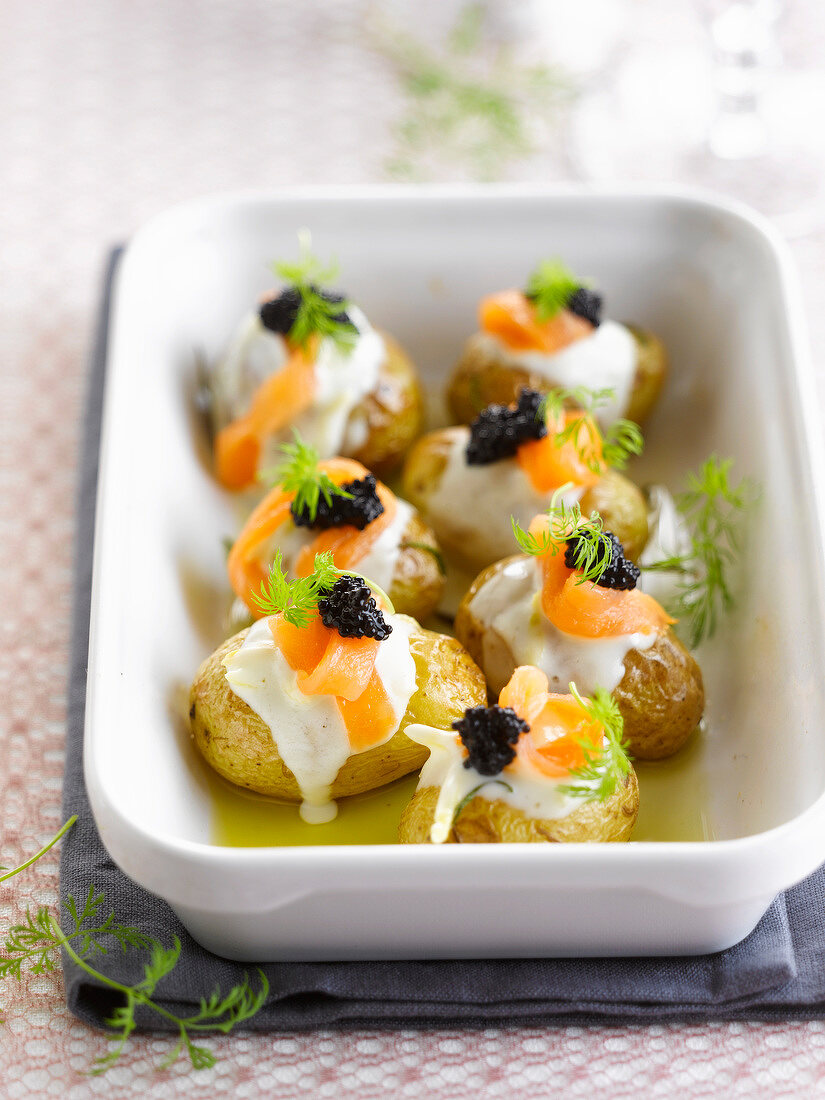Kleine Kartoffeln mit Räucherlachs und Kaviar