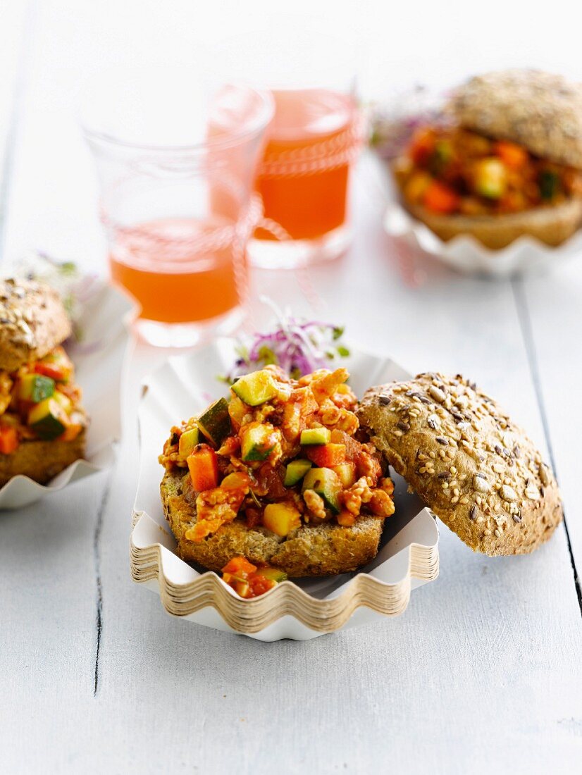 Gemüse-Thunfisch-Ragout in ausgehöhltem Kornbrötchen