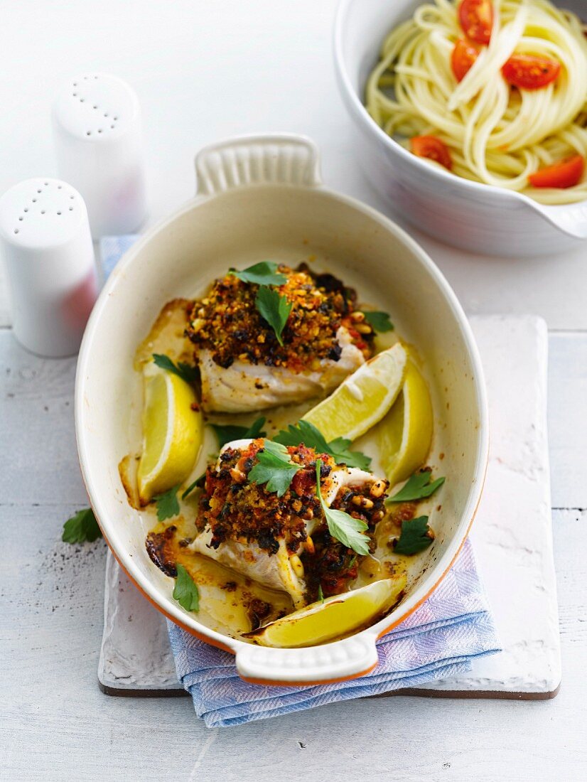 Fisch mit Tapenade (Olivenpaste) und Linguine