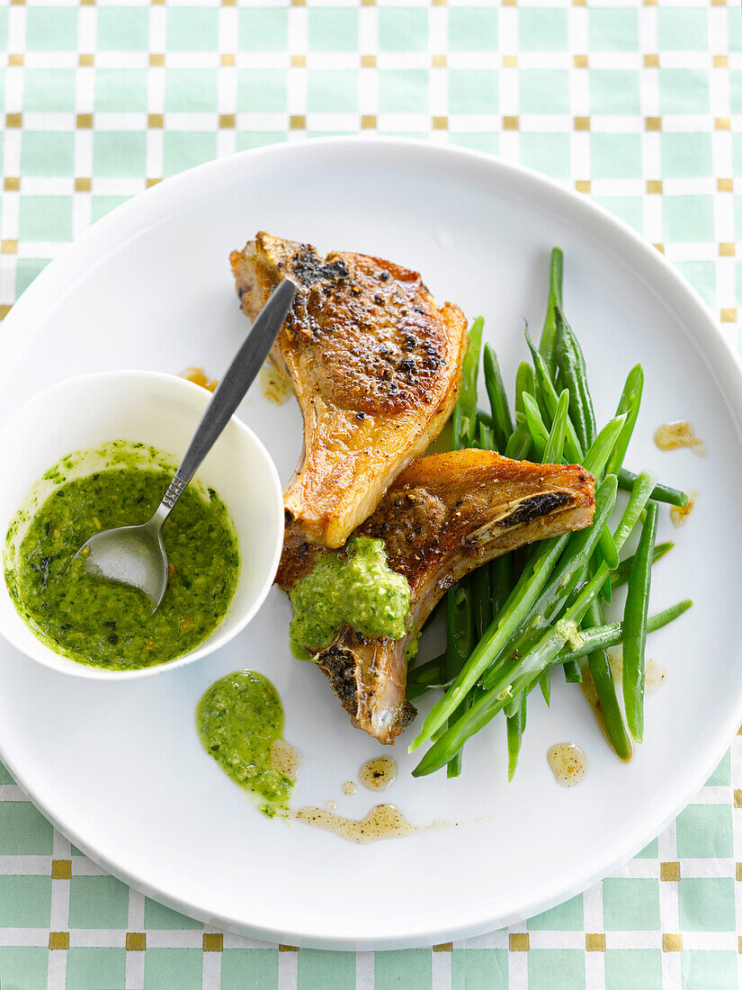 Lammkoteletts mit Pesto und Bohnen