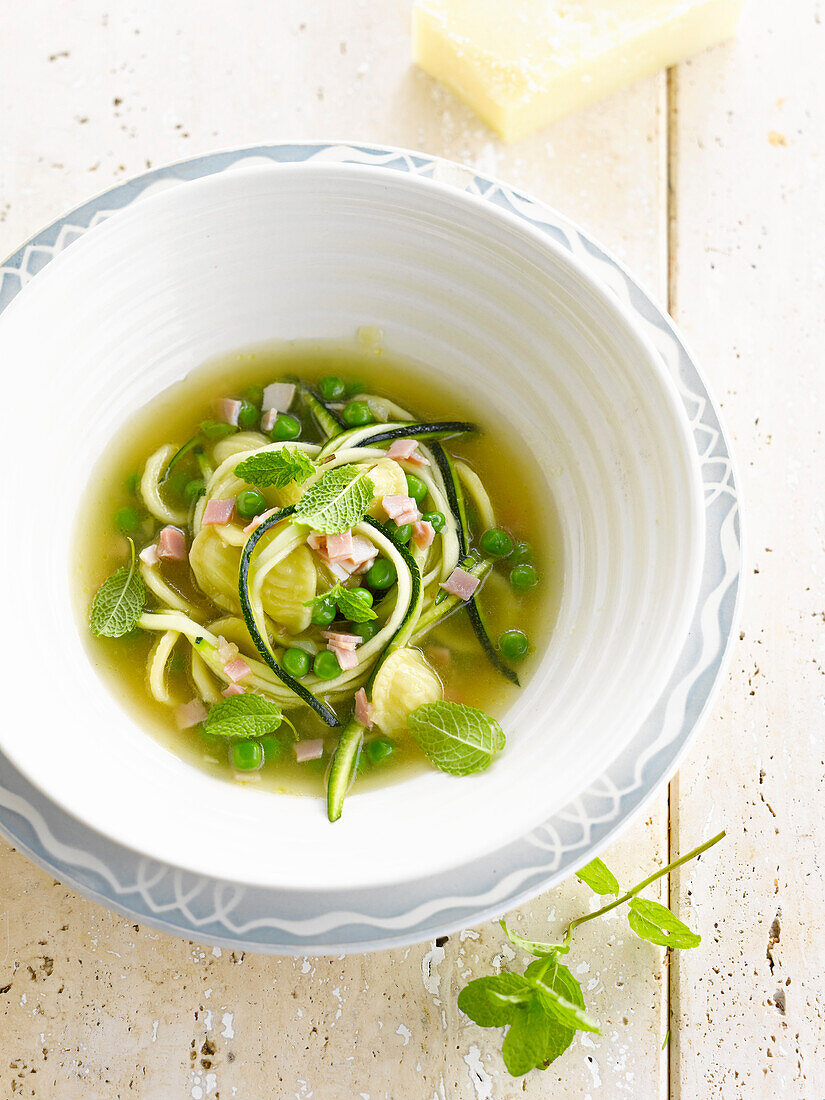 Suppe mit Muschelnudeln und Zucchini-Spaghetti