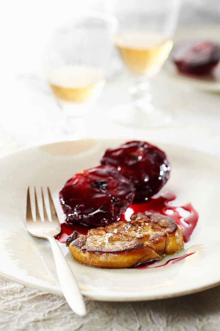 Kurzgebratene Foie Gras mit Pflaumen und Crème de Cassis-Sauce