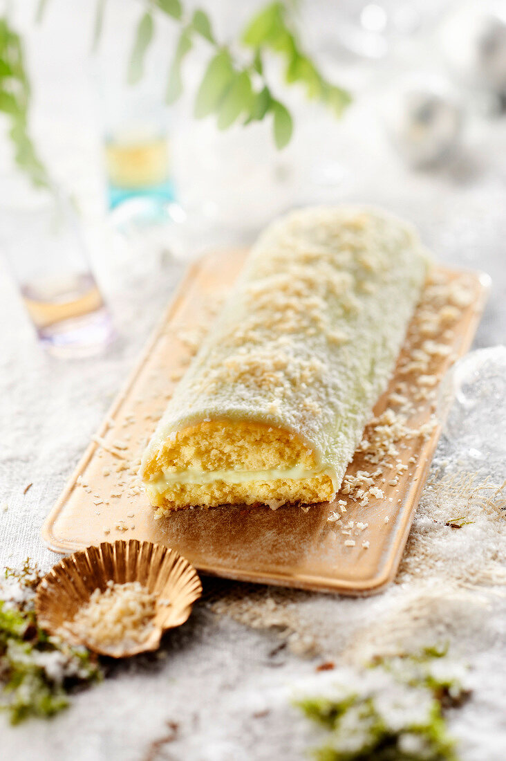 Baumstammkuchen aus weisser Schokolade, Kokosnuss und Algenlikör