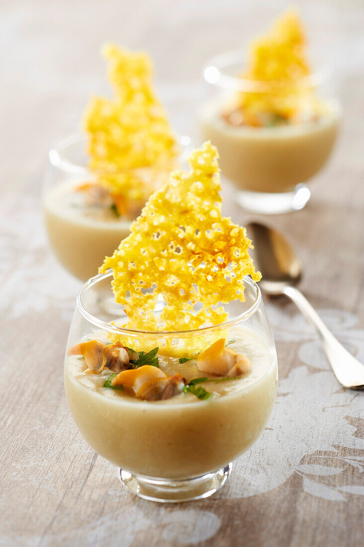 Topinambur-Sellerie-Cremesuppe mit Herzmuscheln und Gitter aus bretonischem Curé-Nantais-Käse