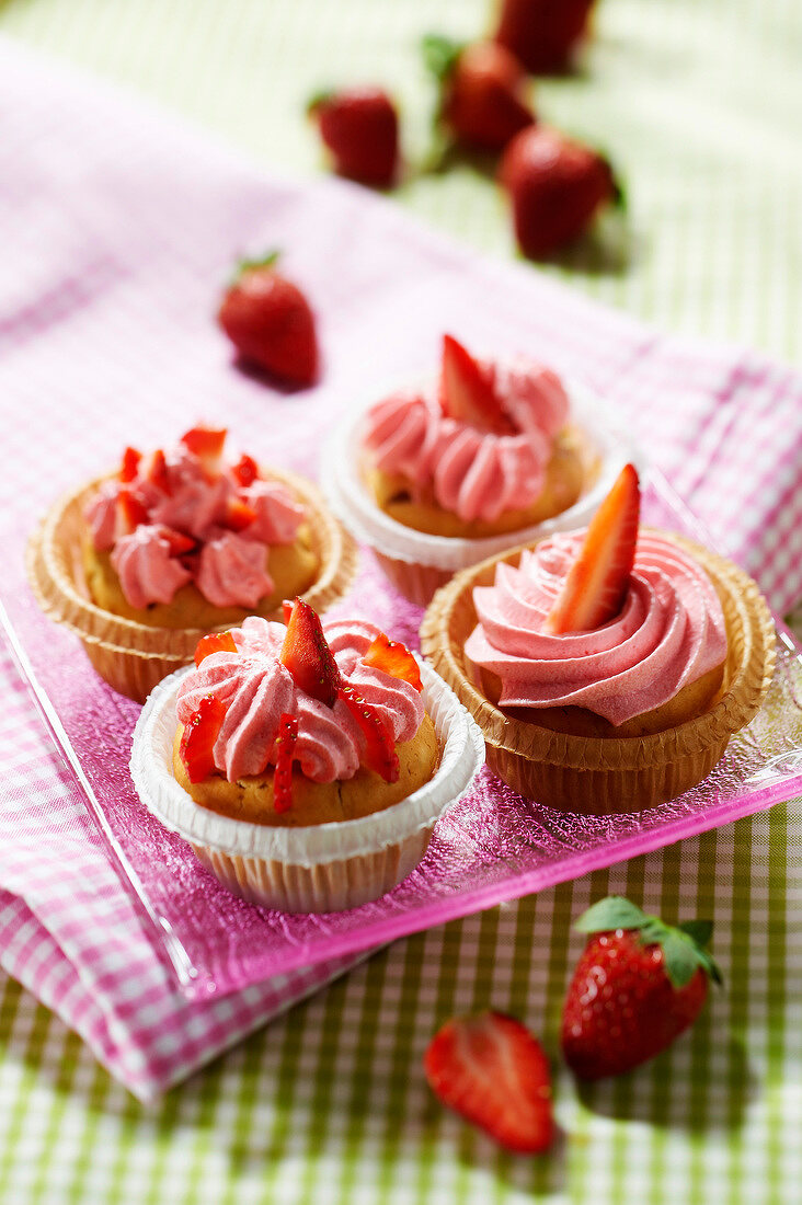 Strawberry-rhubarb cupcakes with Pontarlier-Aniseed whipped cream