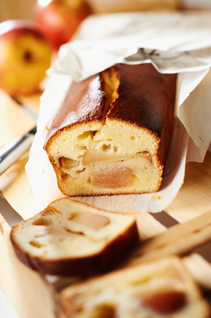 Kastenkuchen mit Äpfeln, angeschnitten