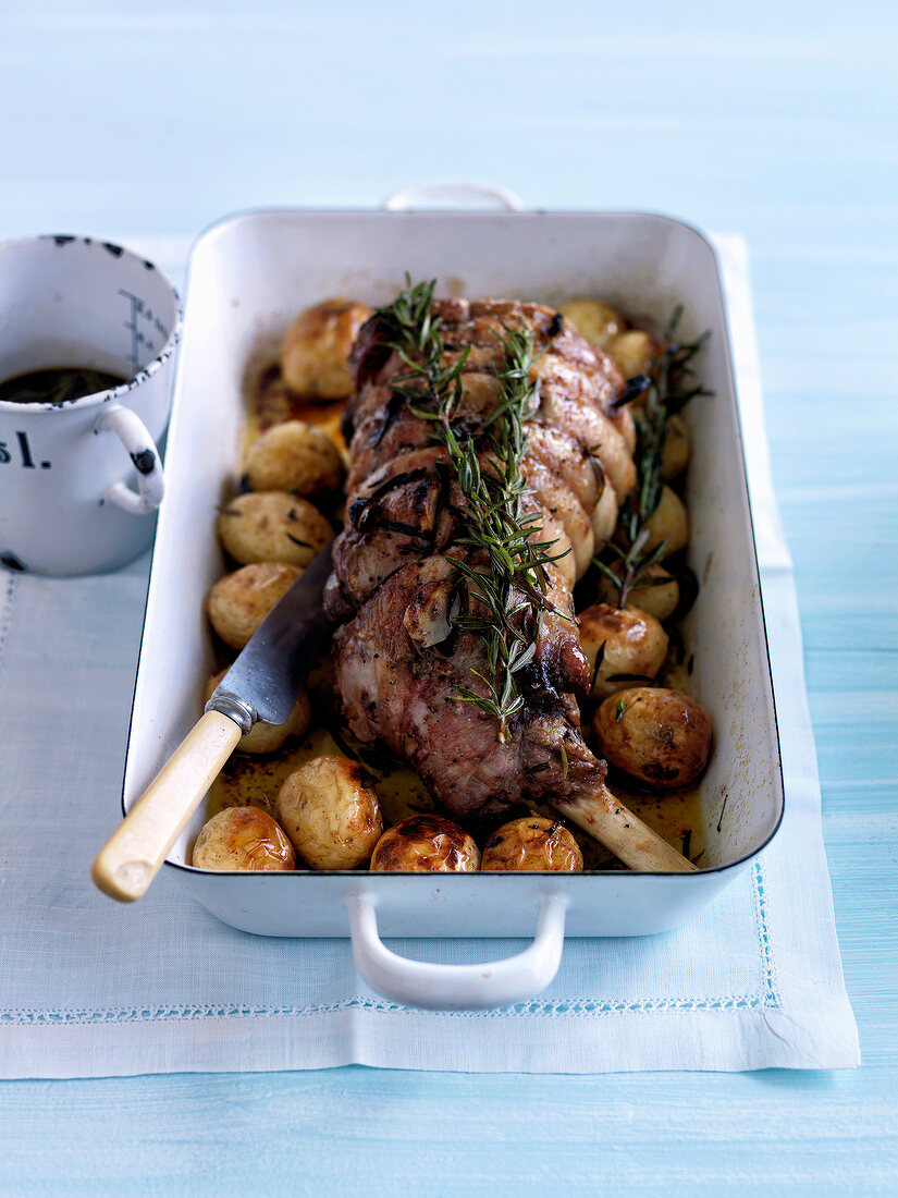 Lamb roast with rosemary and Grenailles potatoes