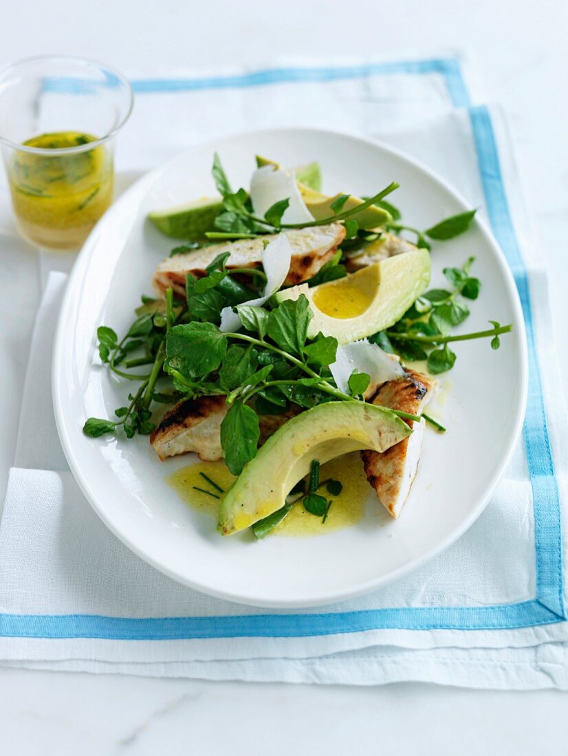 Salat mit gebratener Putenbrust, Avocado, Kresse und Parmesan