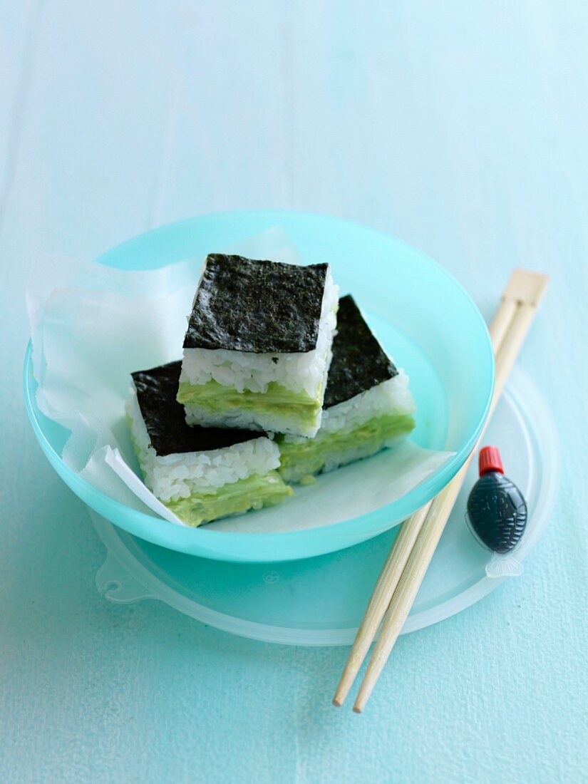 Milde Makis mit Gurke und Guacamole