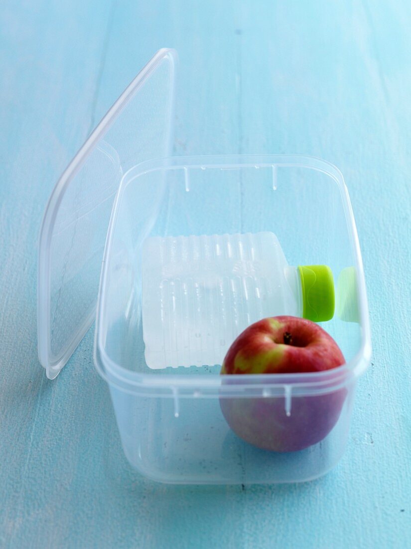 Apfel und Wasserflasche in einer Lunch Box
