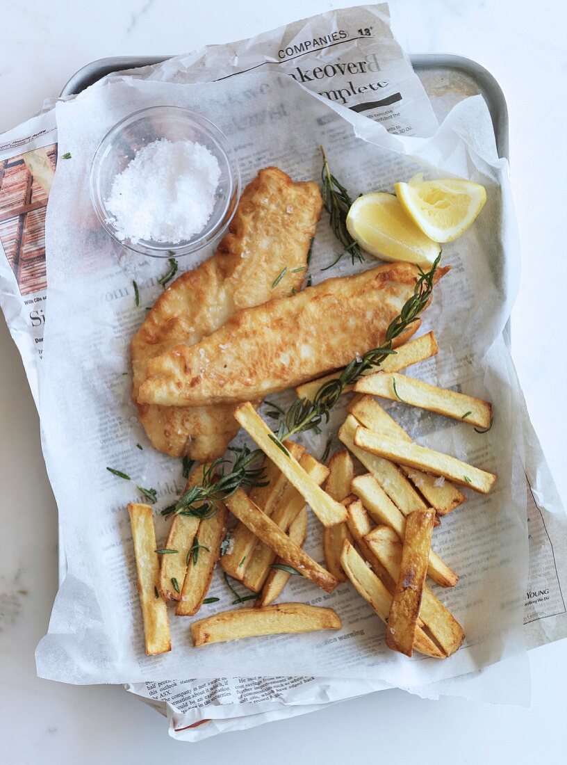 Fish and Chips auf Verpackungspapier