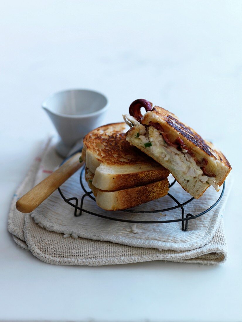 Sandwichtoast mit zweierlei Fleisch