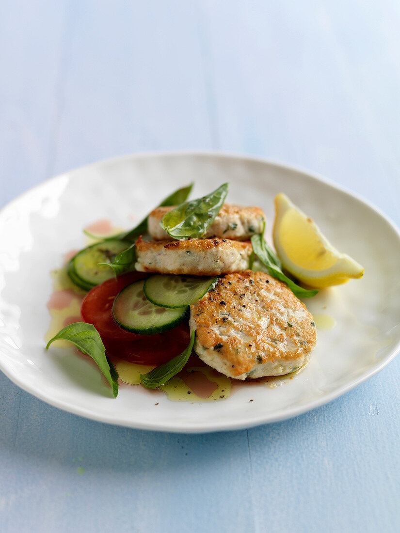 Geflügelfrikadellen mit Tomaten-Gurken-Salat