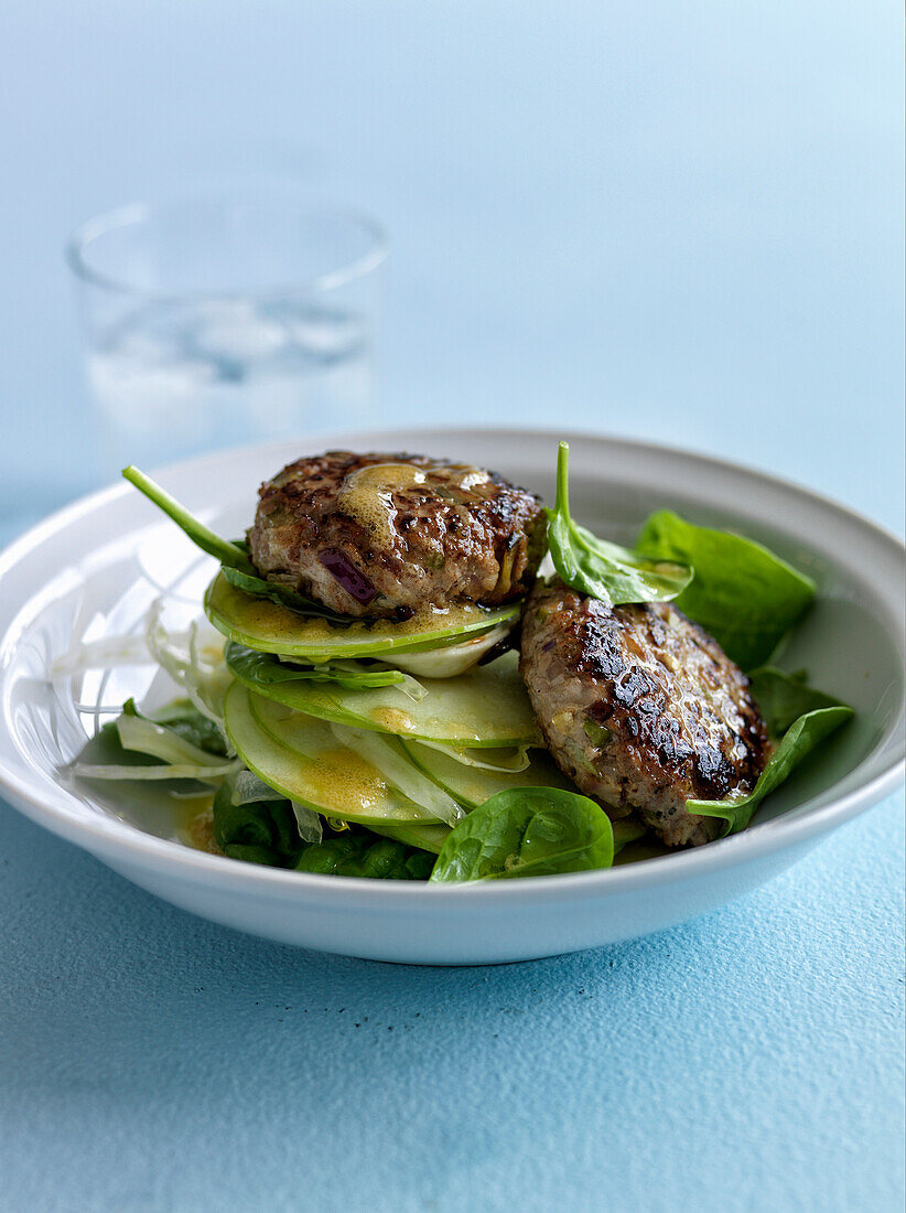 Beef patties with fennel,green apple and spinach salad