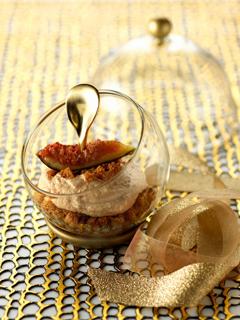 Foie-Gras-Mousse mit Honigbrotstreusel und Feige