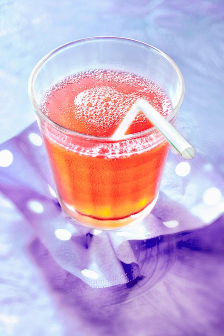Pfirsichlimonade im Glas mit Strohhalm
