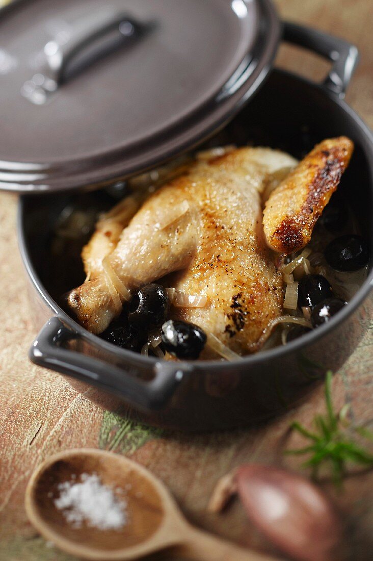 Young cockerel from bresse with black olives and steamed with Absinthe