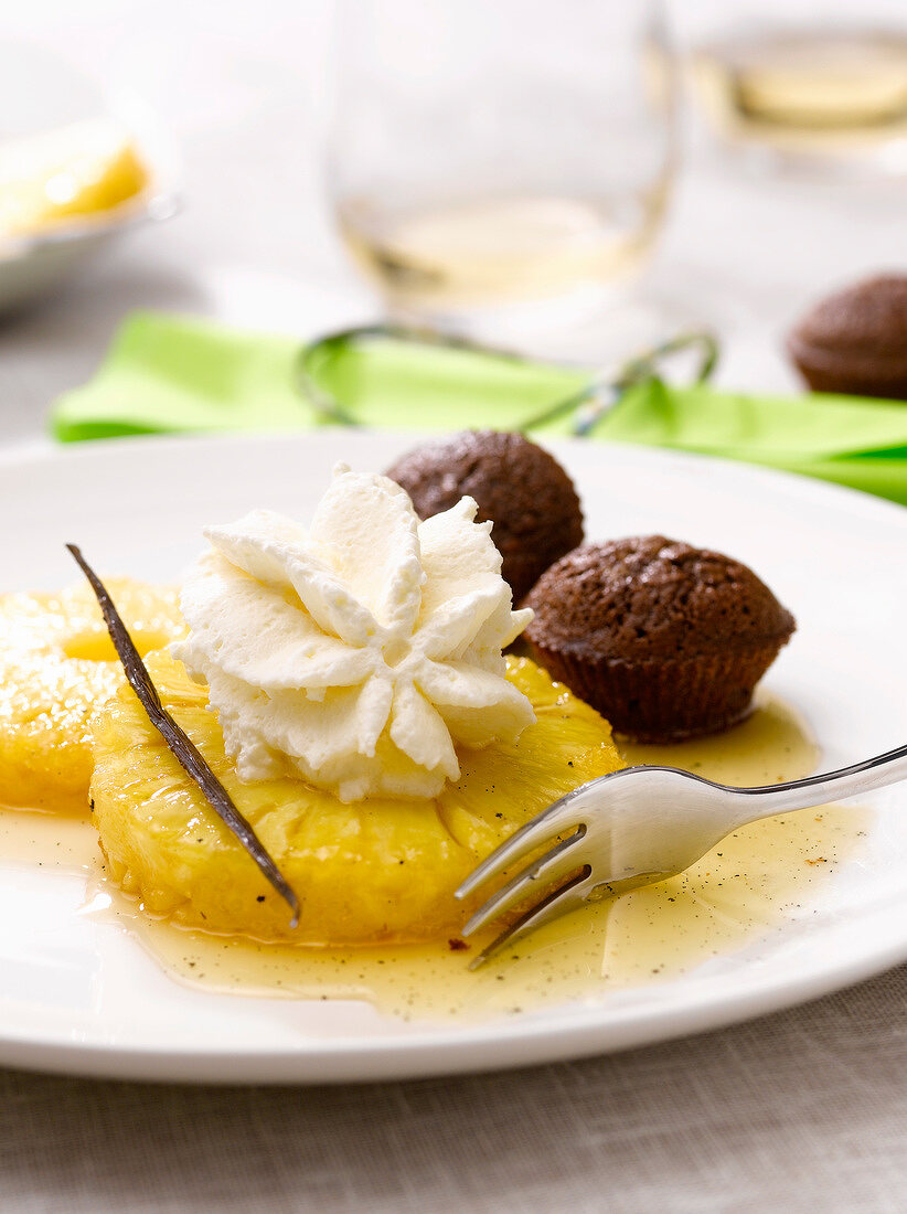 Vanilla-flavored pineapple and Ovomaltine cupcakes