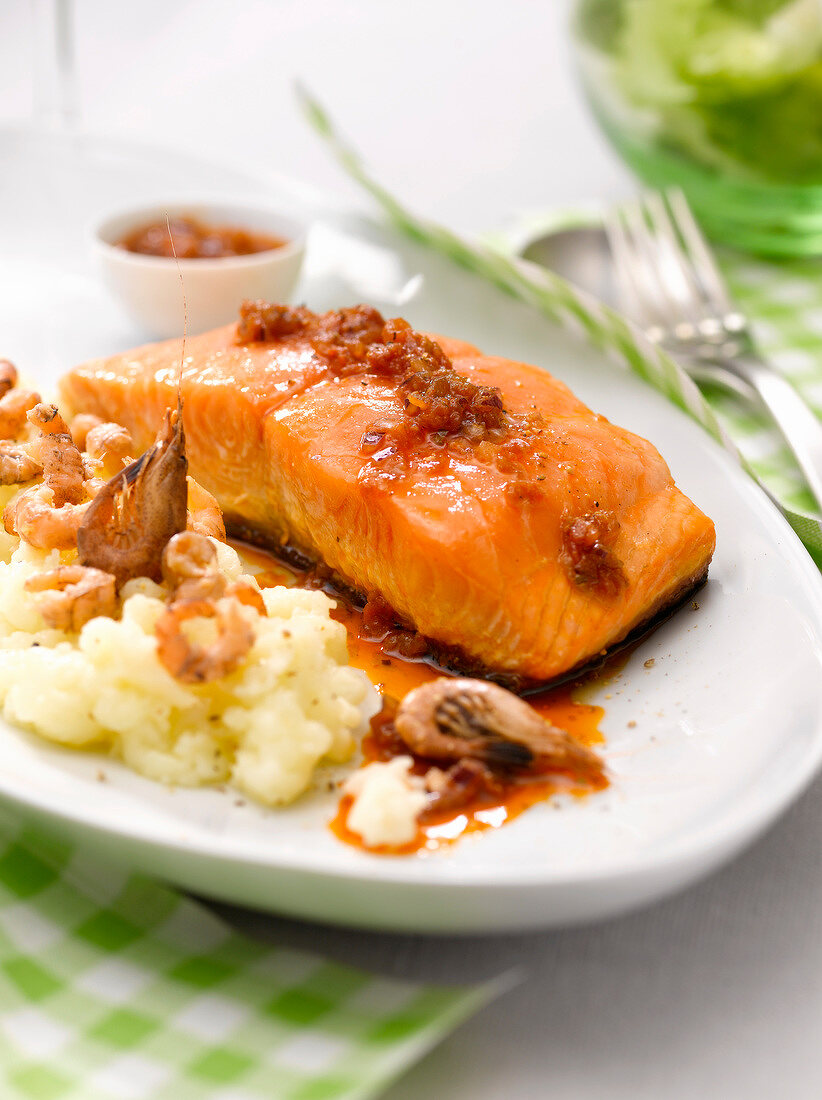 Thick piece of salmon with red pistou, mashed potatoes with shrimps