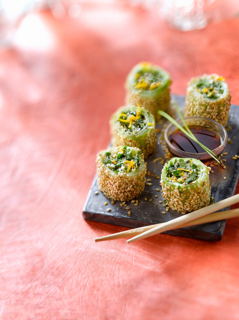 Gurken-Maki mit Sesam und Krabbe