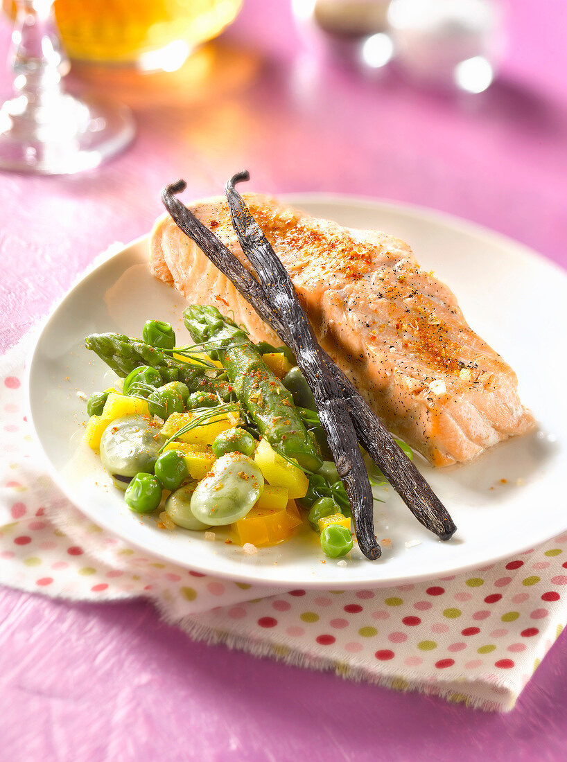 Vanilla-flavored salmon with pan-fried vegetables