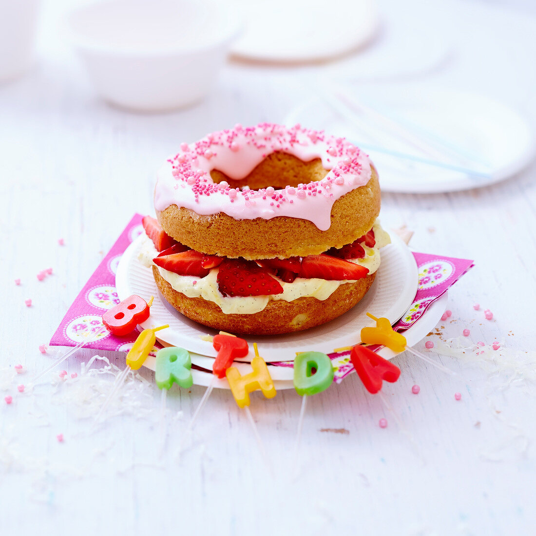Geburtstags-Donut mit Erdbeeren