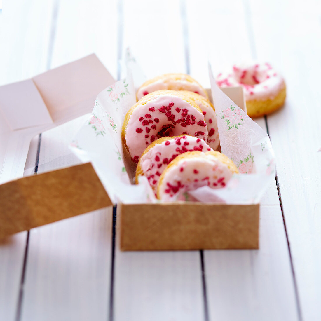 Donuts mit Litschi-Glasur