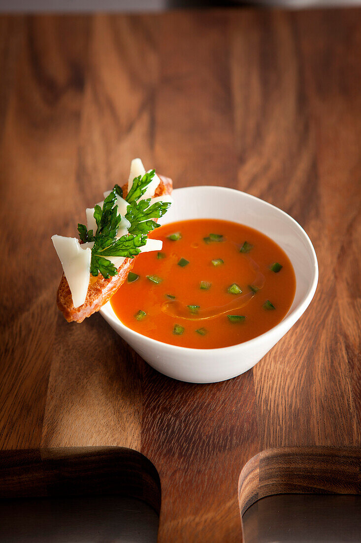 Gazpacho (kalte Tomatensuppe, Spanien) mit grünen Paprikawürfeln